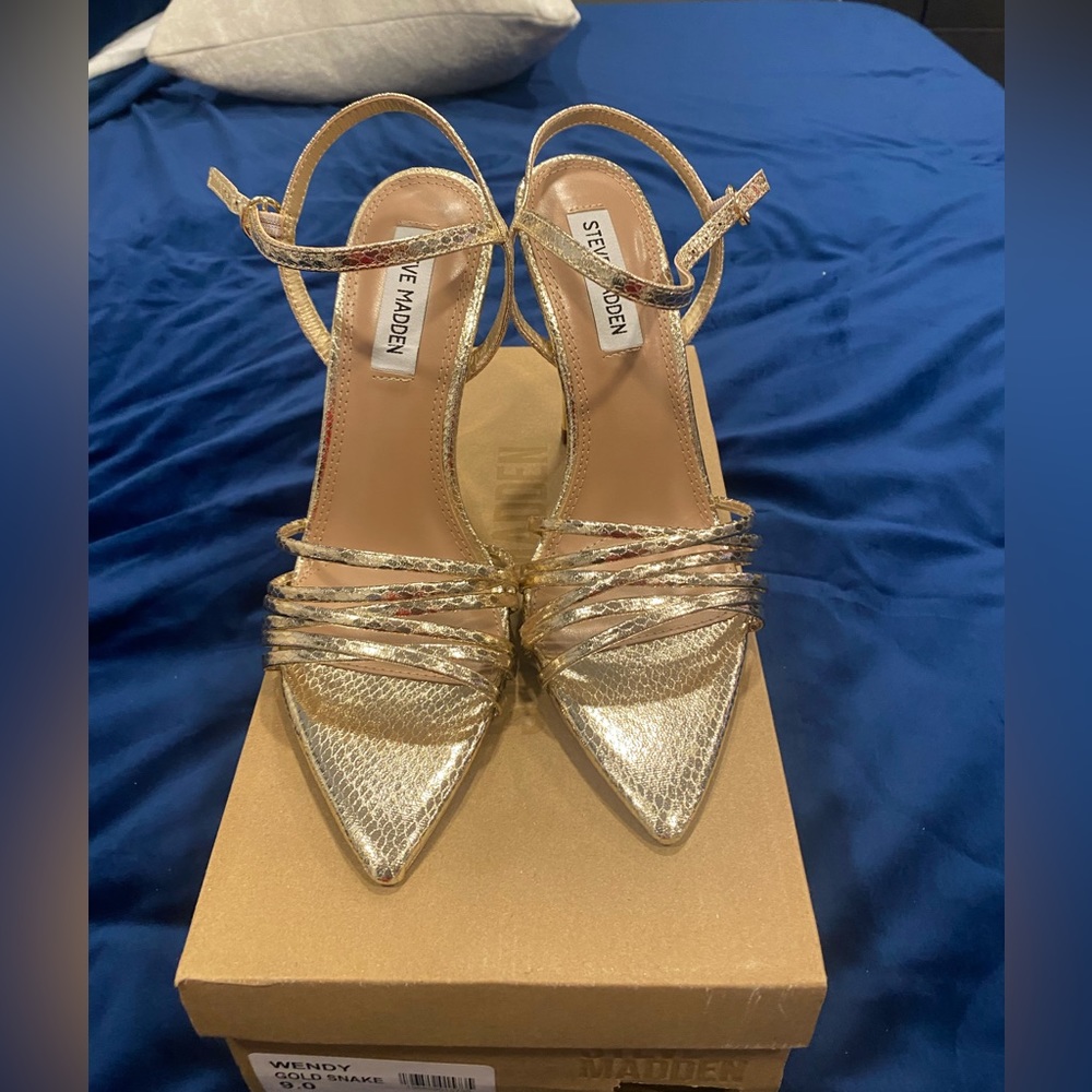 NWT Gold snake Steve Madden heel! NWT Size 9 SUPER CUTE